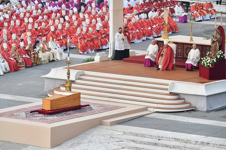 Wie Papst-Begäbnisse politische Krisen lösen könnten
