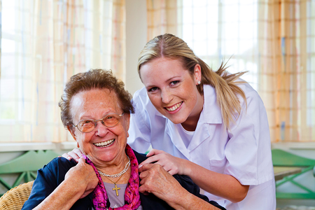 Eine Pflegerin der Hauskrankenpflege besucht eine Patienten