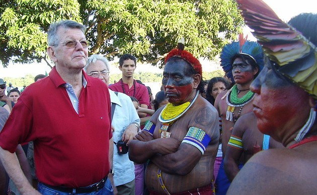 Bischof Erwin Kräutler mit indigenen Bewohnern Amazoniens / Katholische Jungschar/CIMI