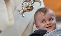Die Taufe ist das erste Sakrament. Durch sie wird ein Mensch in die Glaubensgemeinschaft der Christen aufgenommen. Das Sakrament hat seinen Ursprung in der Taufe Jesu durch Johannes im Fluss Jordan. In der Taufe bezeichnet das Wasser sowohl für den T