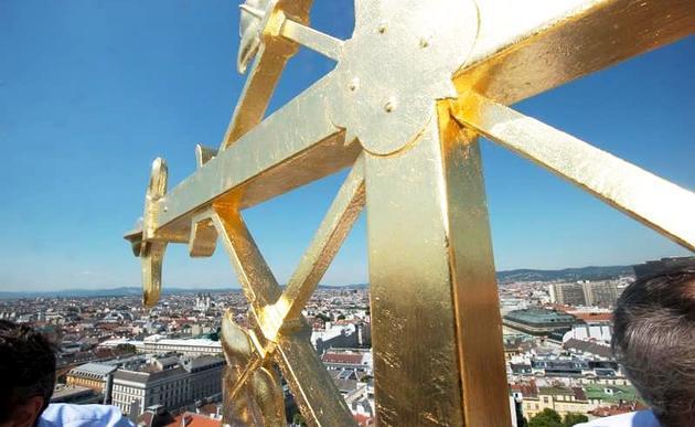 Neuvergoldetes Vierungskreuz der Votivkirche / Erzdiözese Wien / Nikolaus Krasa