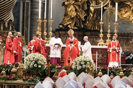 Papst legt Erzbischof Grünwidl das Pallium über die Schultern