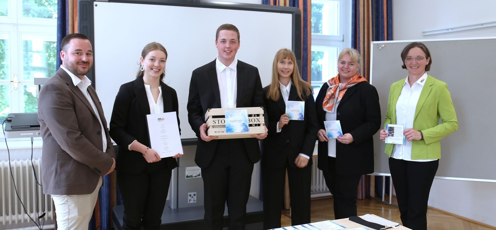 Übergabe der „Mindset-Karten“, v.l.n.r.: Diplomarbeits-Betreuer Hans-Peter Hollaus, Julia Santner, Arno Prodinger und Victoria Binggl (Diplomarbeitsteam), Diplomarbeits-Betreuerin Michaela Kühn-Zitz, MultiAugustinums-Direktorin Edith Pirkner. / Erzdioezese Salzburg (eds) / Michaela Greil, Michaela Greil Maturaprojekt für mentale Gesundheit an Erzdiözese Salzburg übergeben