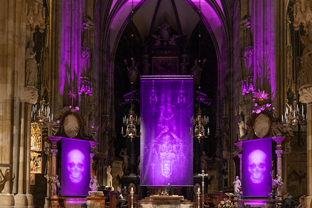 Fastentuch von Gottfried Helnwein im Wiener Stephansdom (2024)