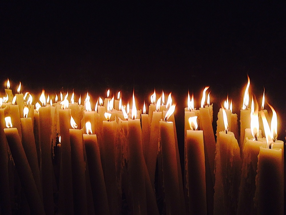 Kerzen in Lourdes / Paul Wuthe / Kathpress Terminabsagen und Gedenken in kirchlichen Einrichtungen nach Amoktat