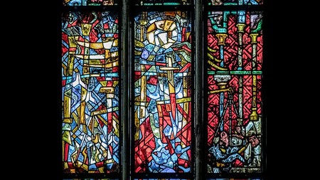 Neues Fenster im Stephansdom zeigt gotisch-modernen Erzengel Michael