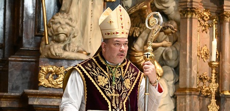 Hochmeister des Deutschen Ordens, aufgenommen in der Wiener Franziskanerkirche am 24. Februar 2023 beim Friedensgebet (ein Jahr Ukraine-Krieg)