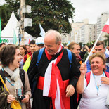 Kardinal Schönborn und Jugendliche