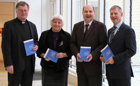 V. l.: Diözesanbischof Dr. Manfred Scheuer, Oberkirchenrätin i. R. Dr.in Hannelore Reiner, Superintendent Dr. Gerold Lehner und KU-Rektor Univ.-Prof. Dr. Franz Gruber mit dem gedruckten 'Gemeinsamen Wort'. / Diözese Linz / Kraml