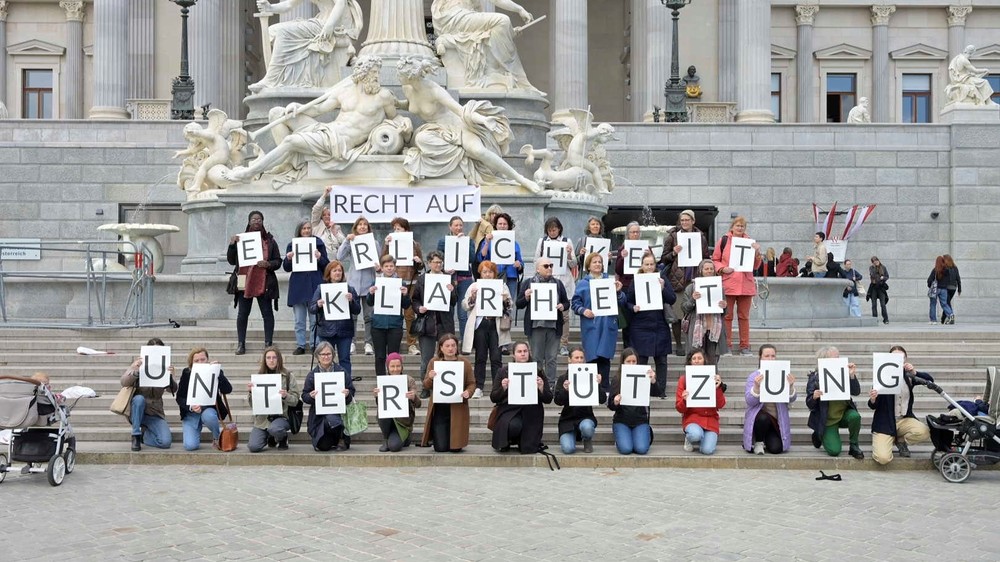 Flashmob vor dem Parlament / #fairändern Muttertag: Frauen fordern mehr Ehrlichkeit über Druck zur Abtreibung