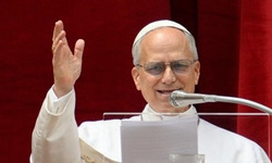 Leo XIV. in erstem Mittagsgebet als Papst: Nie wieder Krieg!