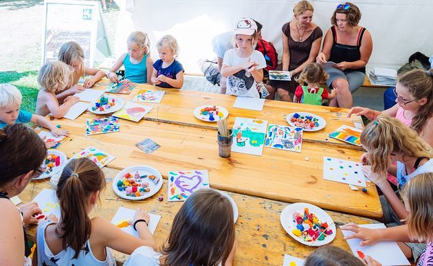 Bastelstation bei den 'NÖ Kindersommerspielen' in Stift Herzogenburg / noekiss.at
