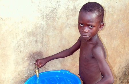 kleiner Junge beim Wasser holen   [ (c) www.BilderBox.com, Erwin Wodicka, A-4063 Breitbrunn, Tel. +43 676 5103 678. Verwendung nur gegen HONORAR, BELEG, URHEBERVERMERK und den AGB?s auf www.bilderbox.com gestattet. Bank DEU: Spk. Passau, BLZ