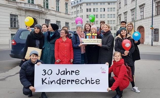 NGO-Vertreter machen vor Bundeskanzleramt auf Kinderrechte aufmerksam / Jugend Eine Welt / Gerstacker