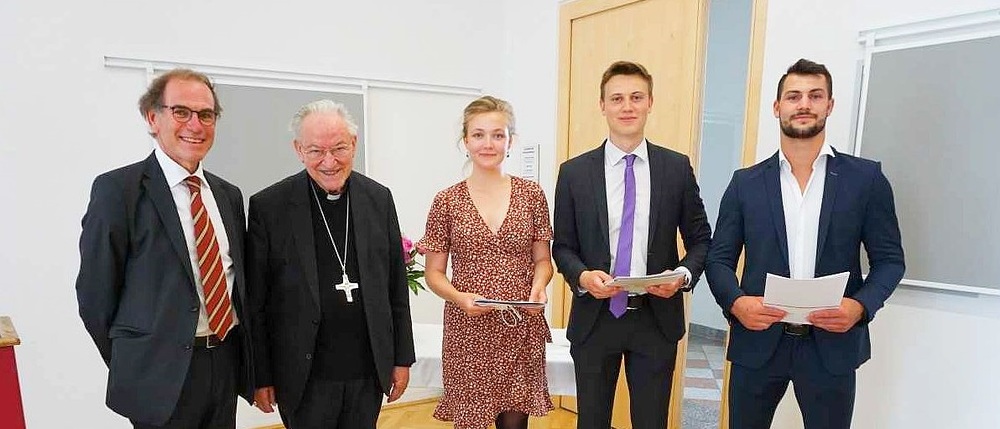 Em. Erzbischof Kothgasser (2. v.l.) mit den Preisträgern des nach ihm benannten Preises 2021 / Erzdiözese Salzburg