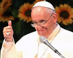 Papst Franziskus streckt den Daumen aus - das Zeichen für 'Alles Ok', bei einem Treffen mit asiatischen Jugendlichen am Solmoe Heiligtum in Dagjin am 15. August 2014. REUTERS/Ahn Young-joon/Pool (SOUTH KOREA - Tags: RELIGION PROFILE POLITICS SOCIETY 