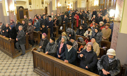 Kirchenstatistik: Weniger Messbesucher, mehr Erwachsenentaufen