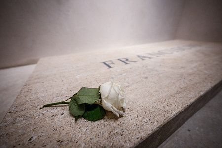Eine weiße Rose liegt auf dem Grabstein mit der Aufschrift 'Franciscus', dem Grab von Papst Franziskus in der Basilika Santa Maria Maggiore, am 27. April 2025 in Rom (Italien).