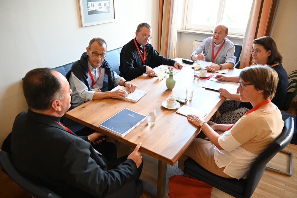 Arbeit in Kleingruppen ('Anhörkreis') beim europäischen Synoden-Workshop in Linz / Kathpress/Paul Wuthe Arbeit in Kleingruppen ('Anhörkreis') beim europäischen Synoden-Workshop in Linz