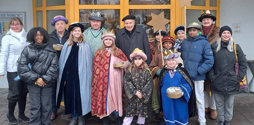 Kardinal Schönborn begleitet Sternsingergruppe / Dreikönigsaktion