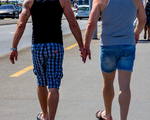 Homosexuelles Paar  auf dem Bürgersteig, Symbol für Gleichberechtigung, Diskriminierung, Lebensform