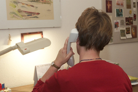 Telefonseelsorge.Die Beraterin hat f?r Sorgen der Anrufer ein offenes Ohr.Wien, 20.11.2001? Franz Josef Rupprecht; A-7123 M?nchhof; Bank: Raiffeisenkasse M?nchhof (BLZ: 33054), Kto.: 17.608