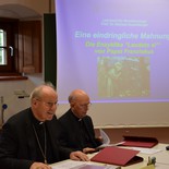 Österreichs Bischöfe treffen sich im Stift Michaelbeuern zu ihrer Herbstversammlung. Von links: Kardinal Christoph Schönborn (Wien), Bischof Klaus Küng (St. Pölten)