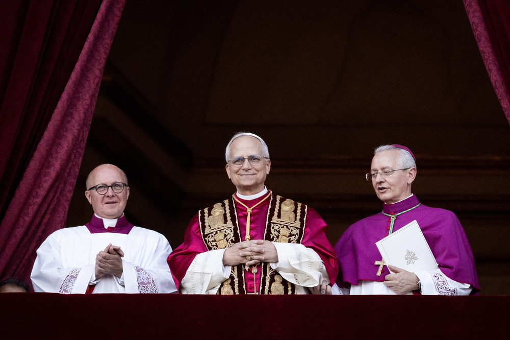 Papst Leo XIV. / Copyright 2025, KNA GmbH, www.kna.de, All Rights Reserved, Cristian Gennari Papst Leo XIV. steht am Abend des 8. Mai 2025 auf dem Balkon der Loggia des Petersdoms im Vatikan.