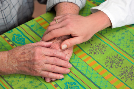 Hand einer Pflegerin und einer alten Seniorin / Erwin Wodicka - BilderBox.com H