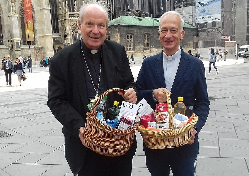 Kardinal Christoph Schönborn und Caritas-Präsident Michael Landau bitten um Lebensmittelspenden für das Freiwilligenprojekt Le+O / Kathpress / Johannes Pernsteiner Kardinal Christoph Schönborn und Caritas-Präsident Michael Landau bitten um Lebensmittelspenden für das Freiwilligenprojekt Le+O