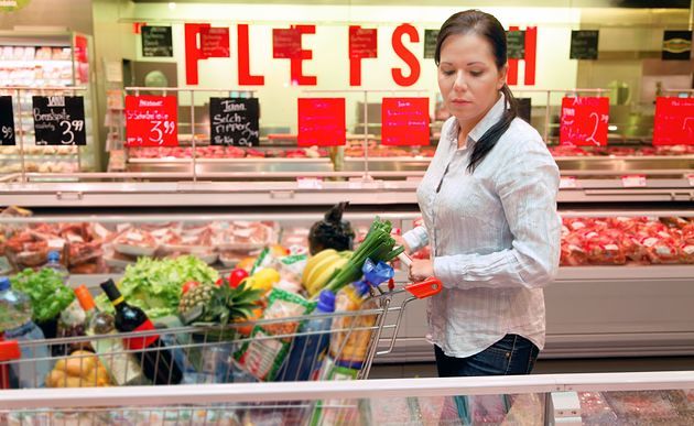 Frau mit Einkaufswagen im Supermarkt / bilderbox.com / Wodicka