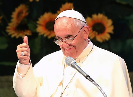 Papst hebt den Daumen / © 2014 KNA, www.kna-bild.de - Nutzungsrechte vorbehalten., © Pool New / Reuters Papst Franziskus streckt den Daumen aus - das Zeichen für 'Alles Ok', bei einem Treffen mit asiatischen Jugendlichen am Solmoe Heiligtum in Dagjin am 15. August 2014. REUTERS/Ahn Young-joon/Pool (SOUTH KOREA - Tags: RELIGION PROFILE POLITICS SOCIETY