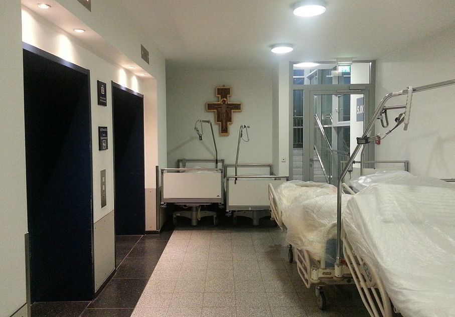Spitalsbetten mit Kreuz im Hintergrund / pixabay / gemeinfrei