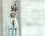 Die Originalstatue der Madonna von Fatima während eines Rosenkranzgebets mit Papst Franziskus am 12. Oktober 2013 auf dem Petersplatz.