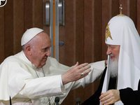 Papst Franziskus und Patriarch Kyrill I. umarmen sich nach der Unterzeichnung der gemeinsame Erklärung am 12. Februar 2016 am Flughafen von Havanna. Es ist das erste Treffen eines römischen Papstes mit dem Patriarch der russisch-orthodoxen Kirche.