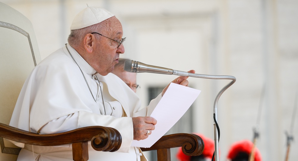 Papst Franziskus spricht bei der Generalaudienz am 24. Mai 2023 auf dem Petersplatz im Vatikan.