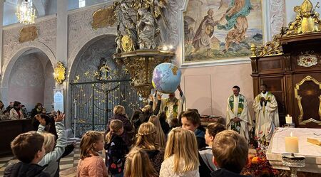 Bischof Marketz mit Kindern beim Weltmissionssonntag im Klagenfurter Dom