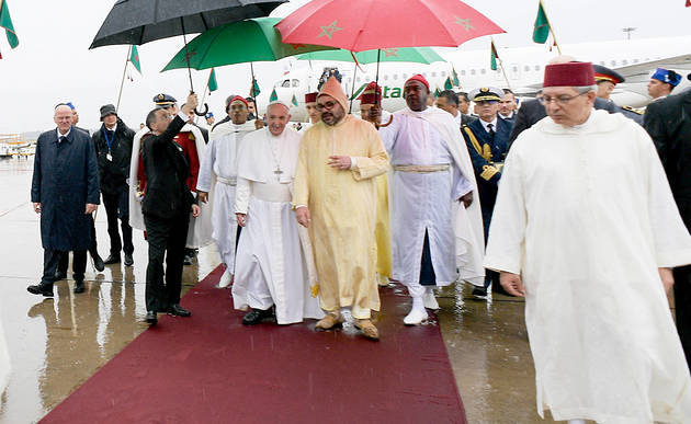 Ankunft von Papst Franziskus in Marokko / Copyright 2019, KNA (www.kna.de). Alle Rechte vorbehalten, Vatican Media Papst Franziskus (hinten l.) geht neben dem König von Marokko, Mohammed VI. über den roten Teppich, auf dem Internationalen Flughafen Rabat-Sale am 30. März 2019 in Sale (Marokko).