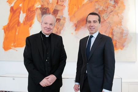 Kardinal Sch / Andy Wenzel Am 16. Juni 2016 empfing Bundeskanzler Christian Kern (r.) Kardinal Christoph Sch