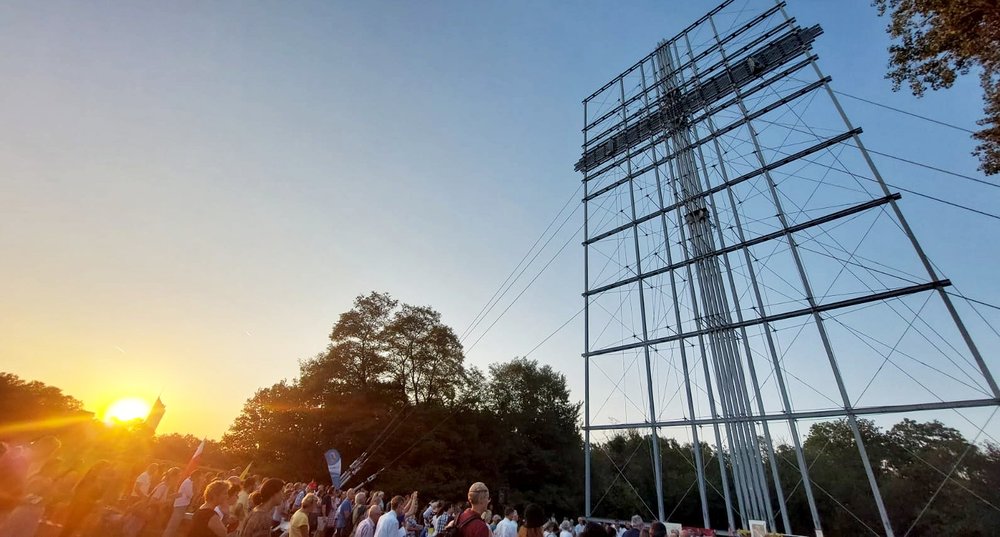 Papstkreuz im Donaupark / Emmanuel Pernsteiner Zahlreiche Feiern zum 20. Todestag von Johannes Paul II.