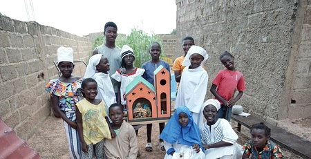 Teilnehmer eines Krippenspiels in Burkina Faso