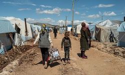 Nach dem schweren Erdbeben sind viele Menschen in Zelt-Camps untergebracht. Die Diakonie Katastrophenhilfe unterstützt mit Zelten, dringend notwendigen Hilfsgütern und Waschanlagen. Foto: Adiyaman/Türkei