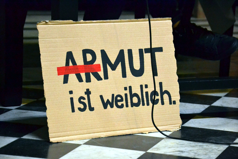 Schild 'Armut ist weiblich' / kathpress / Pernsteiner Weltfrauentag: Caritas und AK fordern vehemente Gleichstellungspolitik