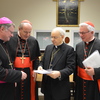 Übergabe der Ergebnisse der Familien-Umfrage an Erzbischof Baldisseri