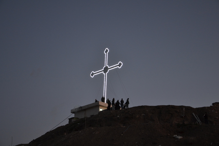 Nordirak, Ninive-Ebene, neu errichtetes Kreuz über der Christenstadt Telskof / Kathpress / Pulling