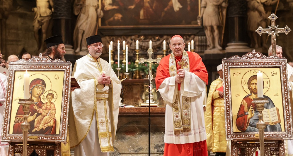 Griechisch-katholische Liturgie mit Ostkirchen-Generalvikar Yuriy Kolasa (links) und Kardinal Christoph Schönborn (rechts) / Erzdiözese Wien/Schönlaub Wien: Internationale griechisch-katholische Tagung mit Schönborn