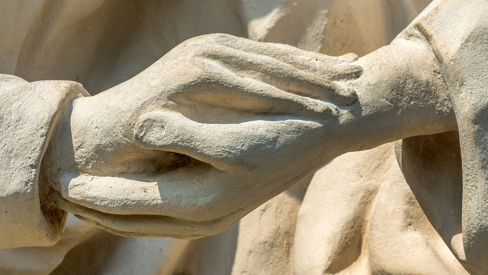 Österreich, Niederösterreich, Retz. / Erwin Wodicka - wodicka@aon.at Österreich, Niederösterreich, Retz, Kalvarienberg, Statue mit Händen