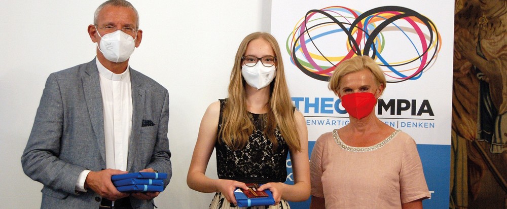 Wien: Preisverleihung zum Abschluss der 'Theolympiade' / IDA / Sabine Aßmann Gewinnerin der Religionsolympiade 2020/21 Teresa Dujmovits mit Nikolaus Krasa und Andrea Pinz.
