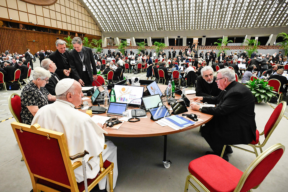 Papst Franziskus bei der Weltsynode / Copyright 2023, KNA GmbH, www.kna.de, All Rights Reserved, Vatican Media Papst Franziskus bei der Weltsynode am 13. Oktober 2023 im Vatikan.