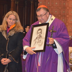 Camilla Habsburg und Kardinal Vinko Puljic mit Reliquie des Seligen Karl in Kathedrale von Sarajewo